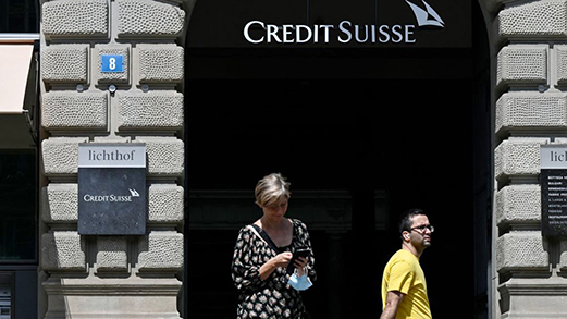 2021 年8 月9 日， 人們路過瑞 士信貸位於蘇黎世的銀行總部。 （SEBASTIEN BOZON/AFP via Getty Images）