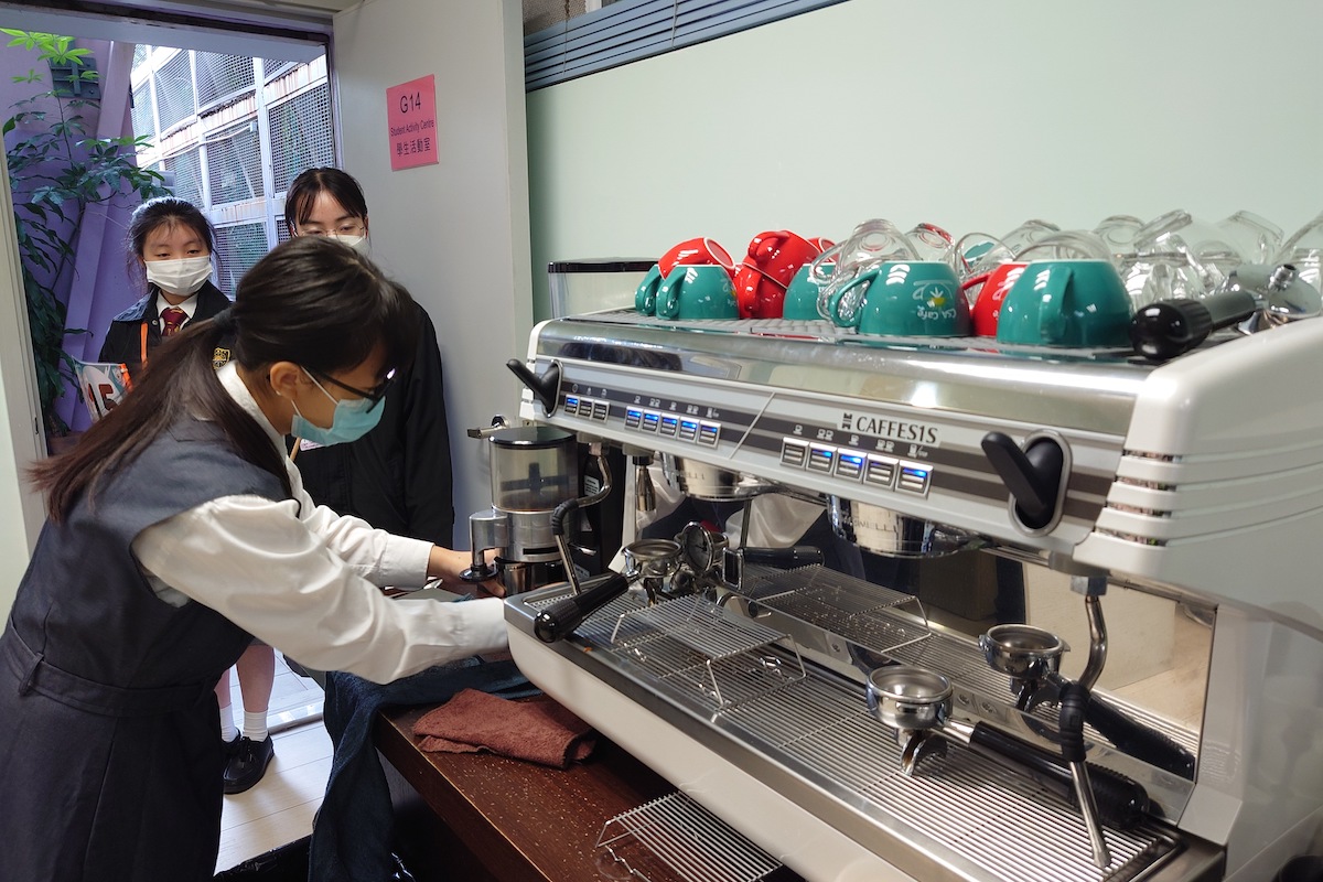 學生正在棉紡人家示範沖製咖啡。（鄺嘉仕提供）