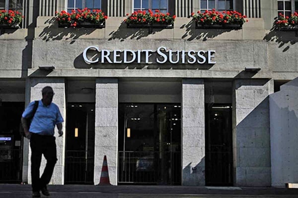 2023年3月15日，瑞士信貸銀行的最大股東澄清不再提供財政援助，該銀行股票應聲暴跌。（Fabrice Coffrini/AFP）