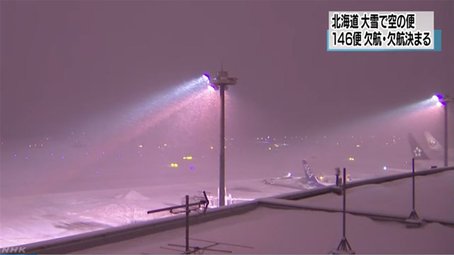 日本北海道再次遭遇暴風雪襲擊，札幌新千歲國際機場1月22日有超過130班航班取消，影響逾5000人，約400名乘客被迫滯留機場，直至23日中午仍有不少航班未能起飛。（NHK視像擷圖）