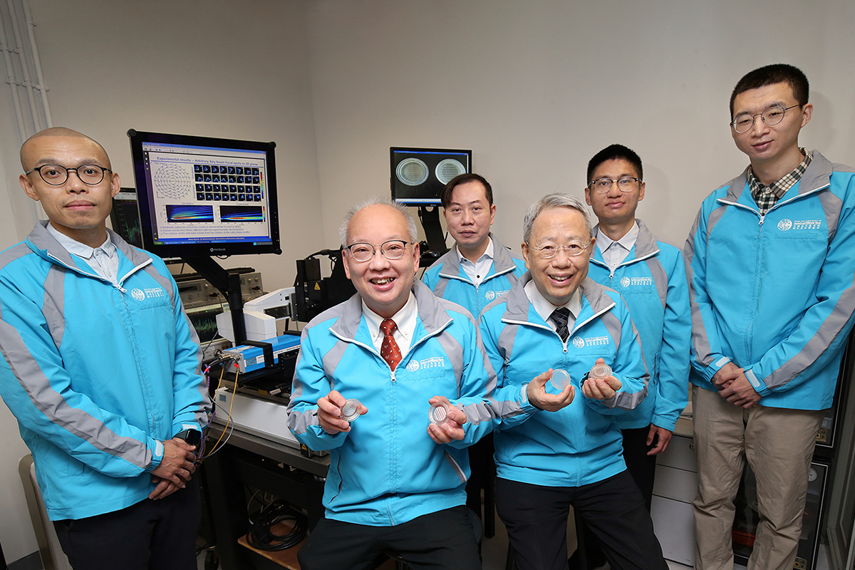 城大陳志豪教授（前排左二）、蔡定平教授（前排右）及其他城大研究人員研發出新型可調的太赫茲超構器件。（城大提供）