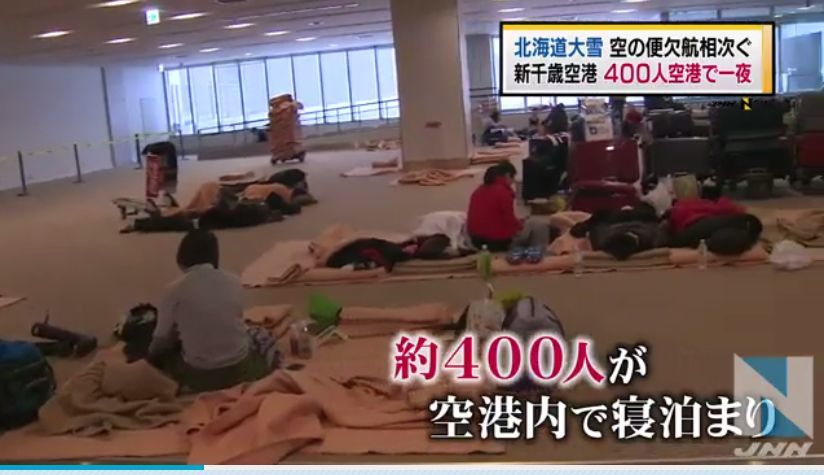 由於大規模航班取消，不少人在機場候機大樓席地而睡。（視像擷圖）