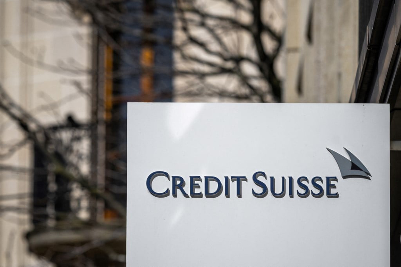 3月15日晚，瑞士信貸（Credit Suisse）在紐交所開盤後一度暴跌將近30%，而且帶動其它銀行股大幅下跌。（AFP）
