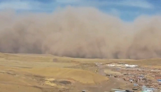 3月20日，甘肅張掖遭遇沙塵暴襲擊，百米沙牆滾滾而來。（影片截圖）