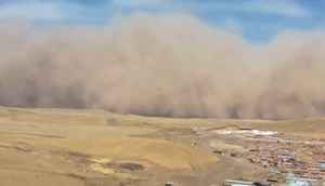今年第14輪沙塵暴來襲 內蒙古沙牆遮天蔽日