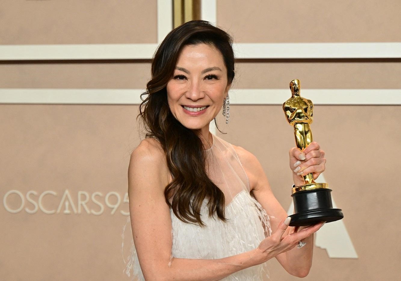 2023年3月12日，楊紫瓊獲得第95屆美國奧斯卡電影金像獎最佳女主角獎，成為奧斯卡第一位亞裔影后。（Frederic J. Brown / AFP）