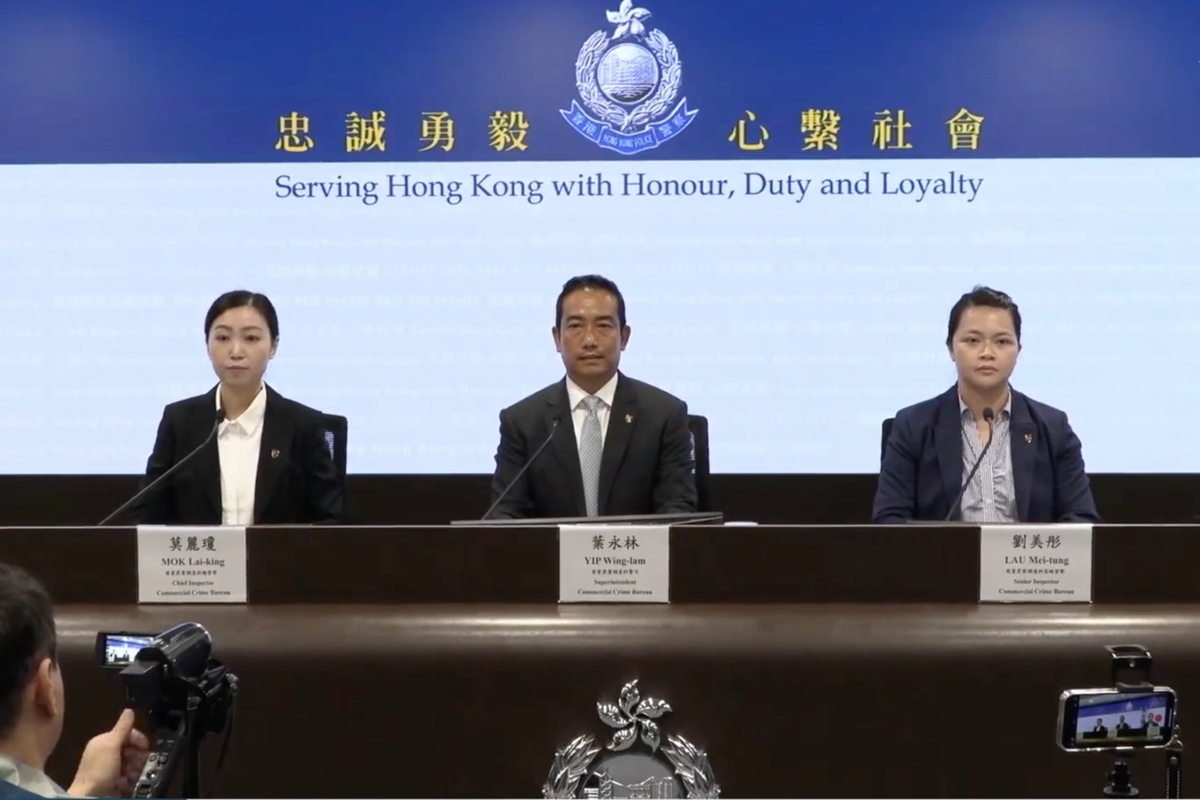 警方今（22日）就打擊詐騙政府紓困貸款行動舉行簡報會。（香港警察Facebook直播擷圖）