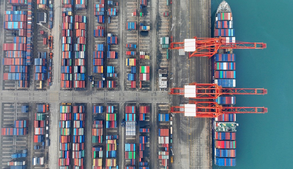 圖為中國東部江蘇省連雲港港口。（STR / AFP）