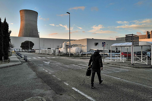 圖為1月26日，一名員工在經過法國南部Saint-Paul-Trois-Chateau的Tricastin核電站。（OLIVIER CHASSIGNOLE/AFP via Getty Images）
