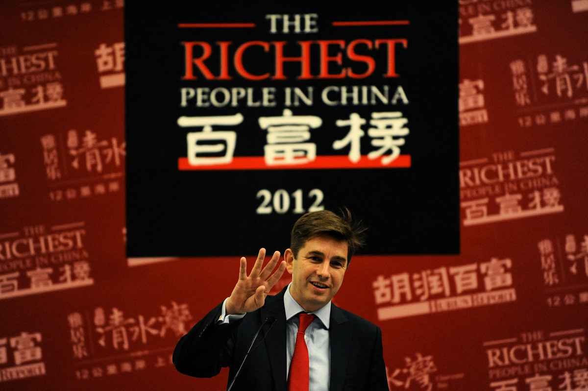 胡潤百富董事長兼首席研究員魯珀特·胡潤（Rupert Hoogewerf）2012年10月19日在北京舉行的新聞發布會上公布「富豪榜」。（Wang Zhao/AFP）