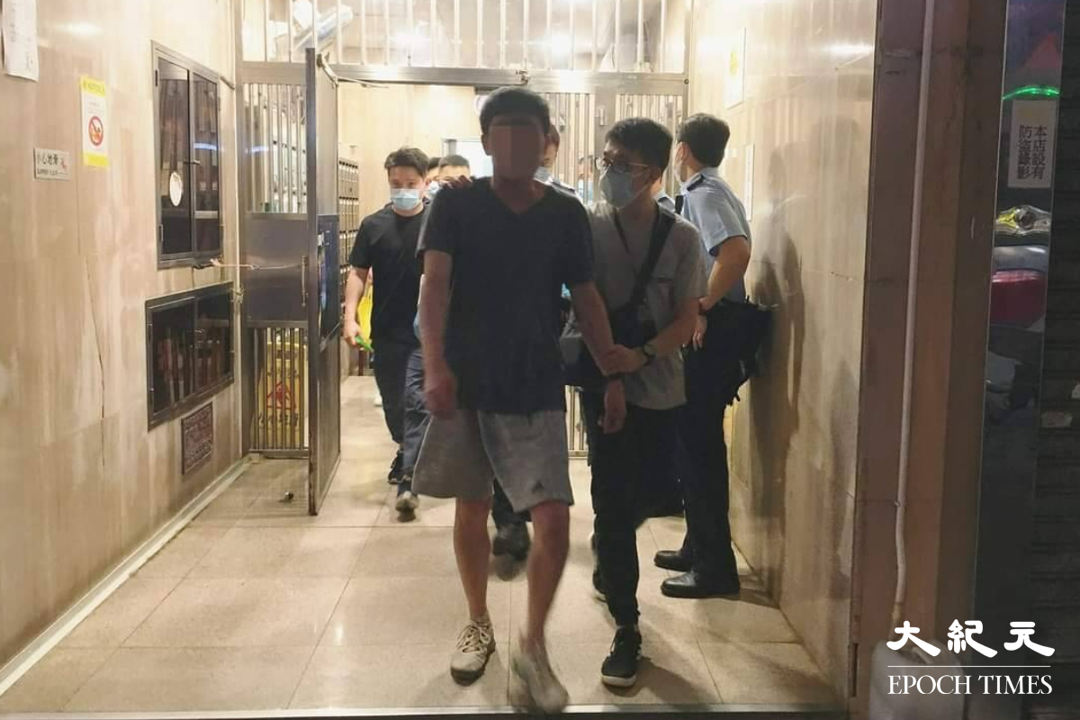 年約40歲男事主最終被消防員勸回，送往廣華醫院檢驗。（劉港業／大紀元）