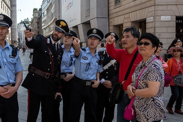2018年6月1日，意大利憲兵和中國警察與兩名中國遊客在米蘭市中心。意大利憲兵和中國警察的聯合巡邏當時在羅馬、米蘭、威尼斯和普拉托進行，這些地方有相當多的中國公民和遊客。 （Emanuele Cremaschi / Getty Images）