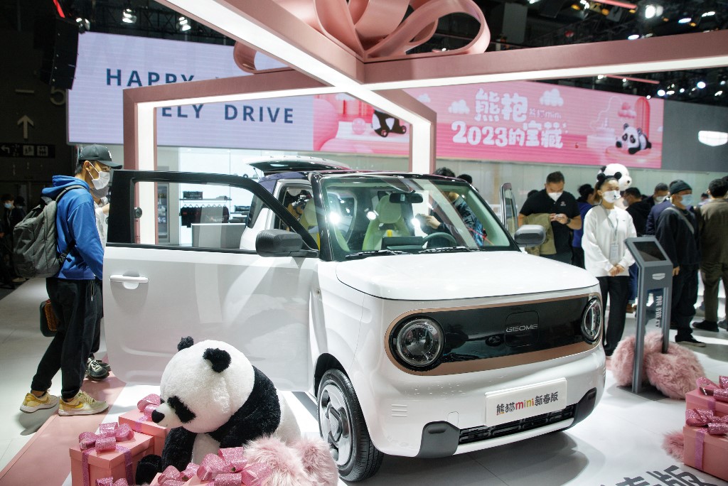 圖為2022年12月30日，民眾在中國廣東廣州市舉行的國際車展開幕當天觀看參展車輛。（STR / AFP）