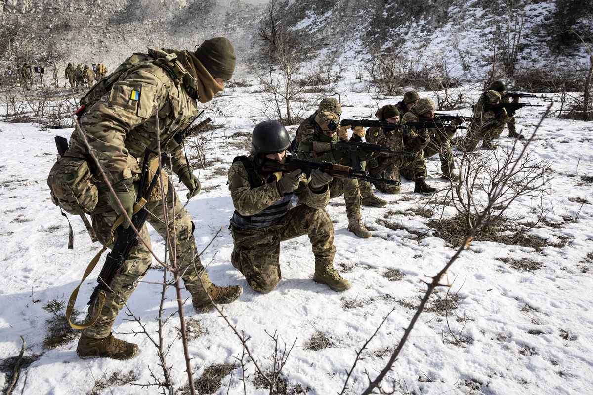 2023年2月24日，一名烏克蘭陸軍軍官在烏克蘭東部的頓巴斯地區指示補充部隊。（John Moore/Getty Images）