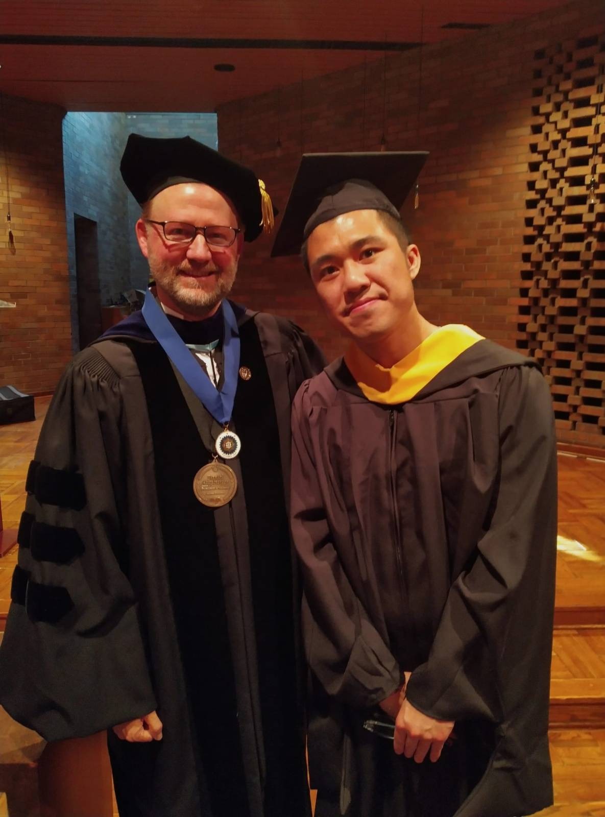 Donald（右）在美國密西根州的Andrews University修讀社工專業（Bachelor of Social Work），於2022年6月畢業。（受訪者提供）