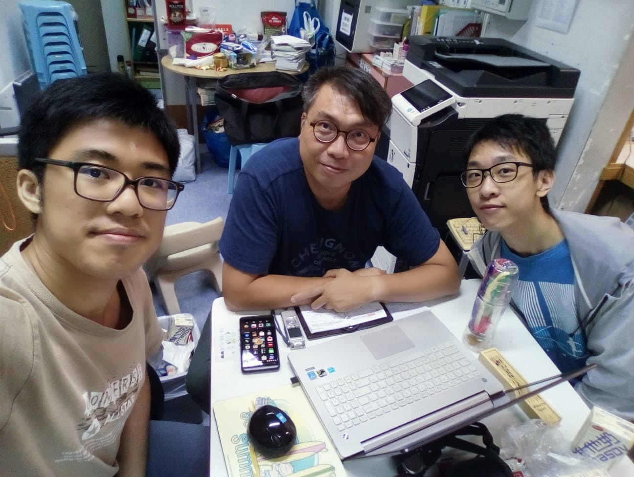 Donald Cheng（左）修讀社工專業，曾經在香港做社工方面的義工工作。（受訪者提供）