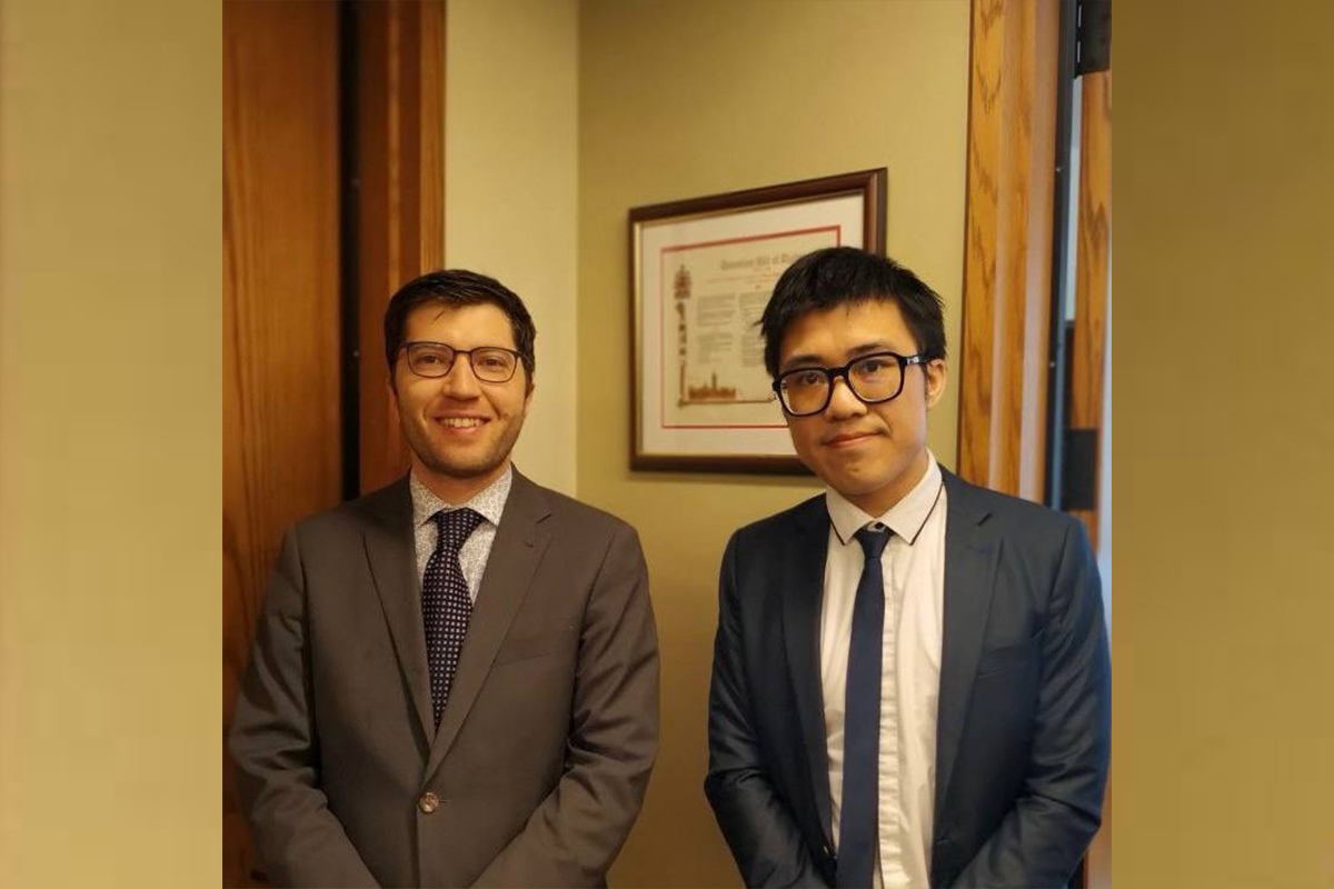 社工專業的香港年輕人Donald Cheng（右）獲得國會議員辦公室實習的機會，成為加拿大國會議員Garnett Genuis MP（左）的助理。（受訪者提供）