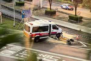 警車告士打道失控自炒 凌空卡石屎躉