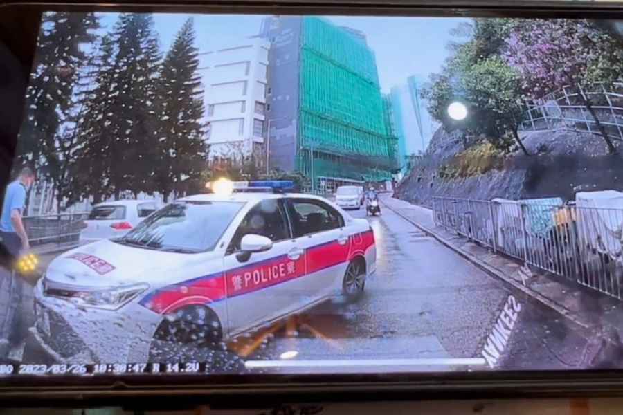 【有片】阿sir又炒車！警員疑收掣不及 炒上安全島石壆煞停警車
