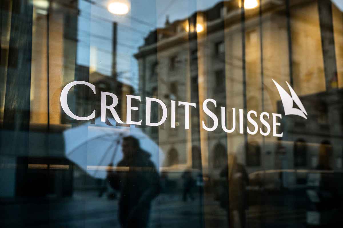 圖為瑞士信貸銀行的標誌，2023年3月24日攝於日內瓦。(Fabrice Coffrini / AFP)