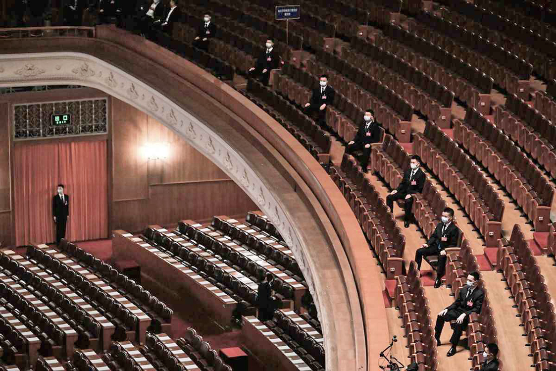 2023年3月7日，在北京舉行的全國人民代表大會（NPC）第二次全體會議前，安保人員坐在人民大會堂內。（WANG ZHAO/AFP via Getty Images）