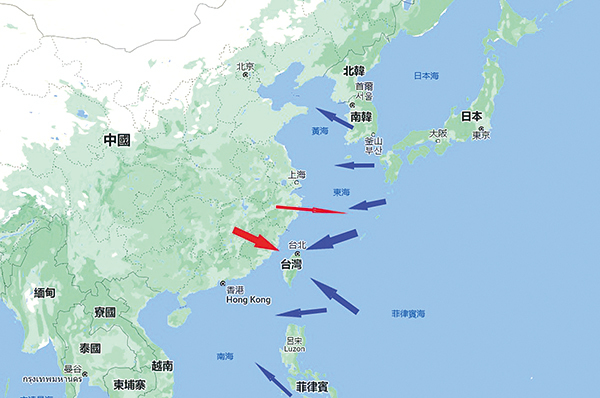 中共若進攻台灣，還可能同時襲擊日本沖繩（紅色箭頭）。美軍從日本和關島基地馳援台海的同時，可能在南海開闢第二戰場，東海、黃海是可能的第三戰場（藍色箭頭）。（Google地圖，大紀元製圖）