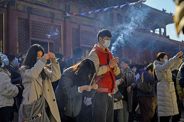 中國年輕人「擠爆」寺廟 學者：生存壓力大