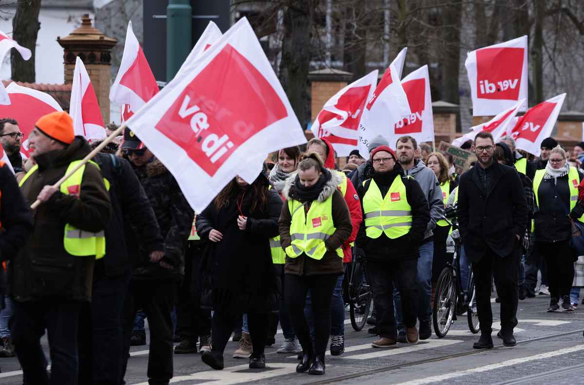 3月27日，德國全國舉行罷工，在波茨坦的威爾第工會公共部門與僱主進行工資談判的場地外，工人在遊行示威。（Sean Gallup/Getty Images）