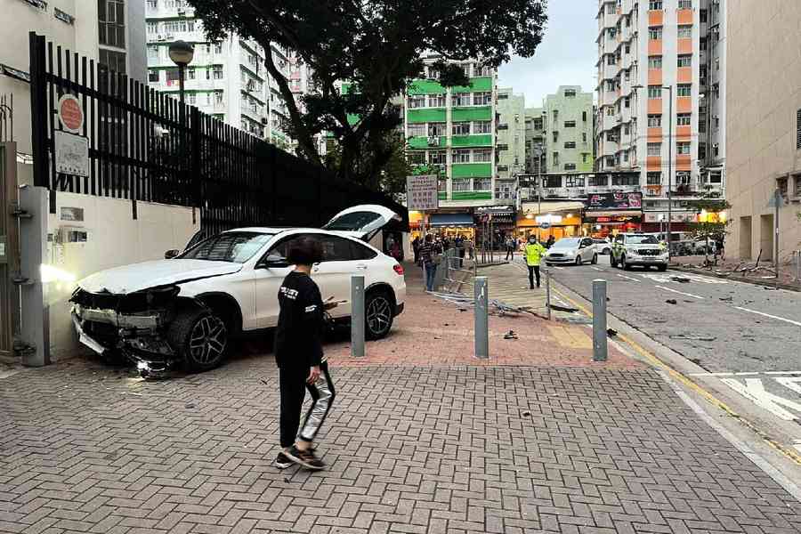 【有片】私家車荃灣剷行人路 途人幾乎被撞倒