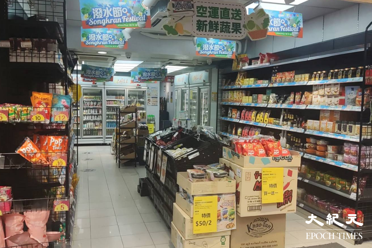 記者到深水埗ABT阿布泰便利店門外觀察，店內杳無人煙，只有數名職員。（林建翔／大紀元）
