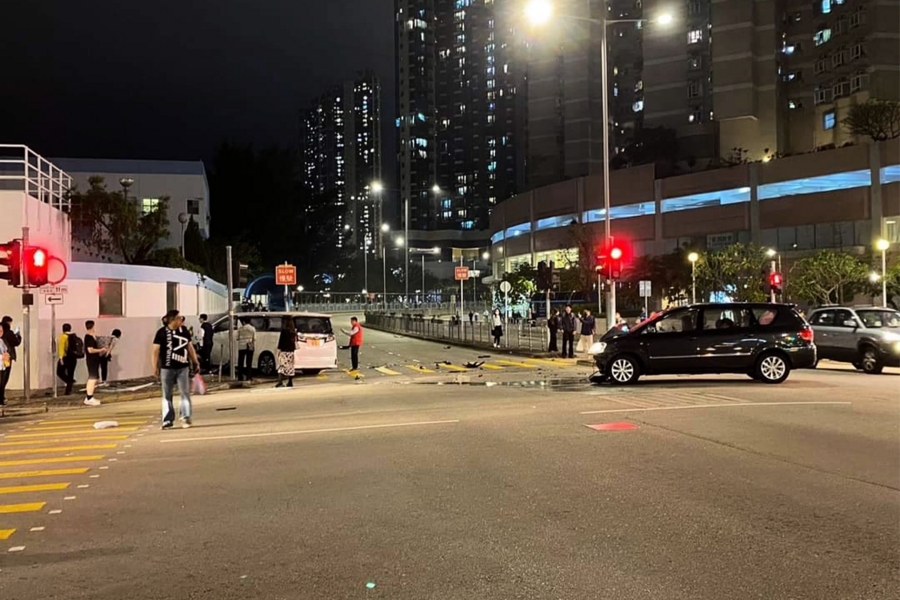 荃灣嚴重交通意外一女途人被困 疑睇錯燈號女司機涉危駕被捕