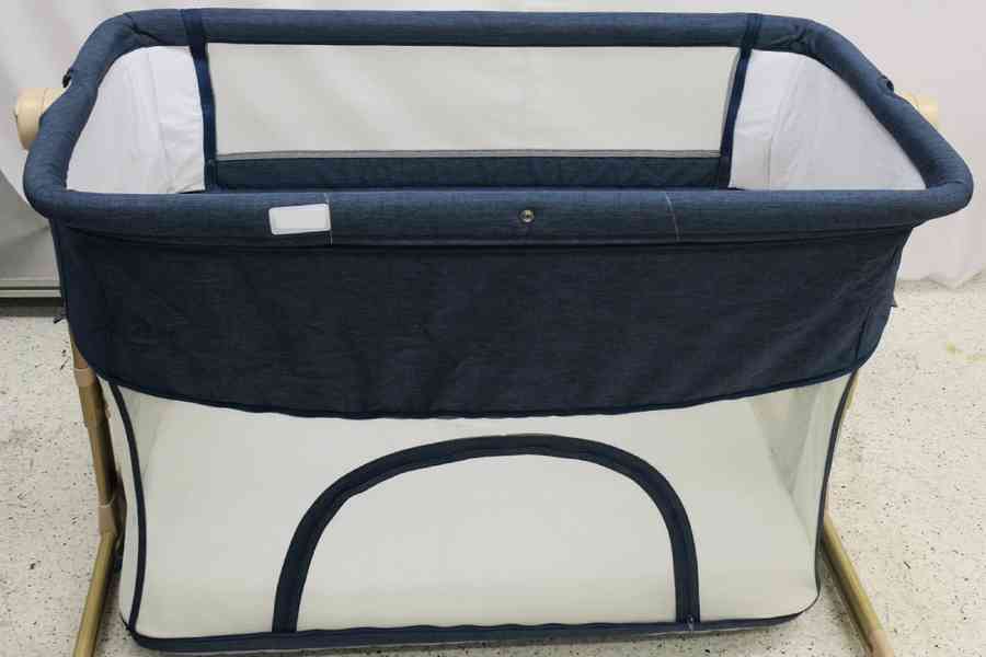 市面上一款嬰兒床危害兒童健康 拉鏈有容易脫落細小組件