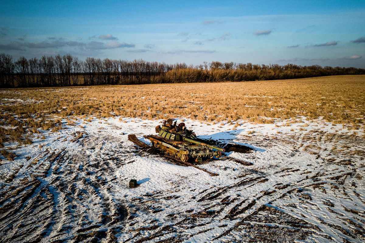 2023年2月22日，一輛被摧毀的俄羅斯坦克在哈爾科夫地區白雪覆蓋的麥田裏。（IHOR TKACHOV/AFP via Getty Images）