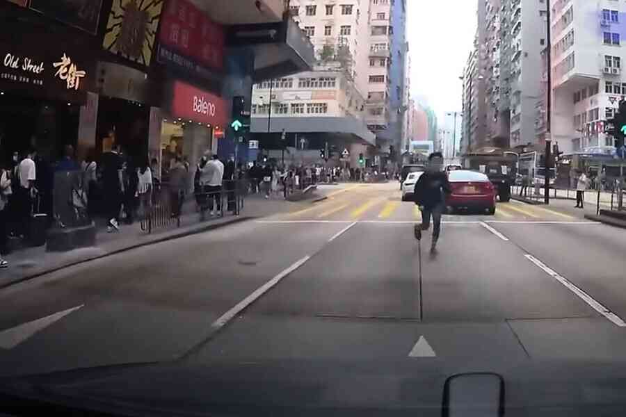 【有片】油麻地13歲男童馬路上奔跑 父親涉疏忽照顧被捕