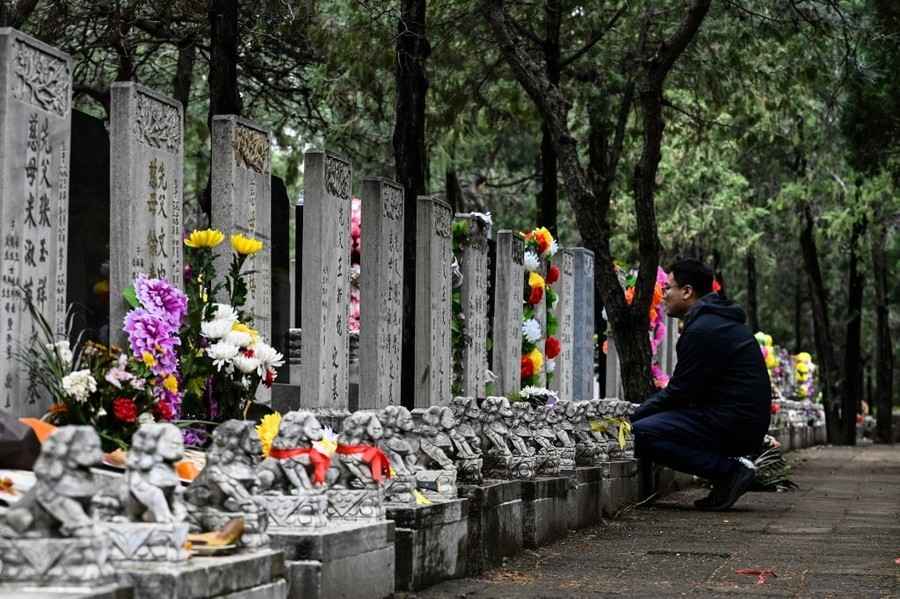 中國墓位單價超房價 年輕人開始提前預訂