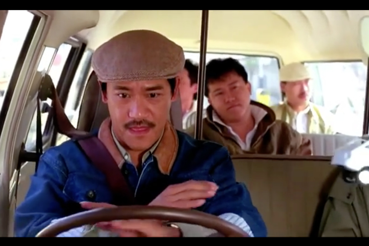 電影《福星高照》中，吳耀漢訓練「心靈動力學」圖以念力駕駛，卻釀成車禍。（電影《福星高照》畫面）