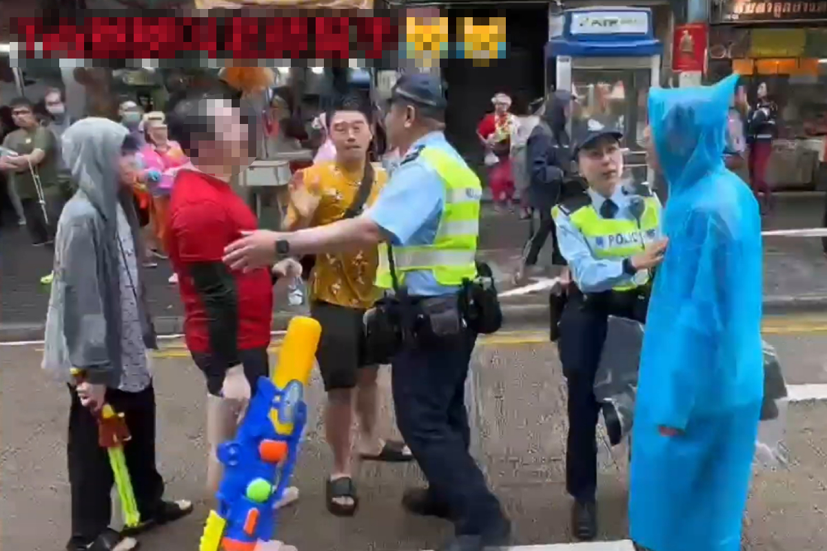 該男子與攝影師起衝突，要由警員調停。（Bravedogdog YouTube影片截圖)