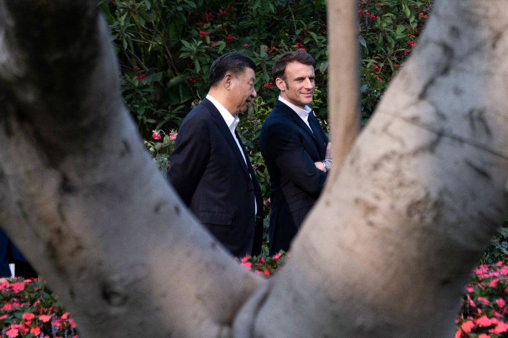 中共國家主席習近平近日高規格接待法國總統馬克龍，4月7日還請馬克龍在廣州故居品茶。（Jacques WITT / POOL / AFP）