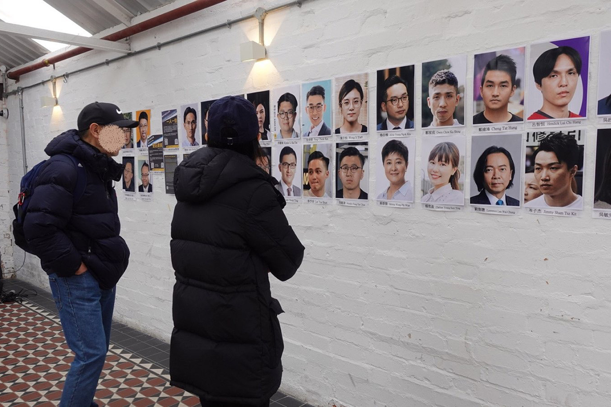 伯明翰攤位展示47名被告的照片。（「Birmingham HongKongers」提供）