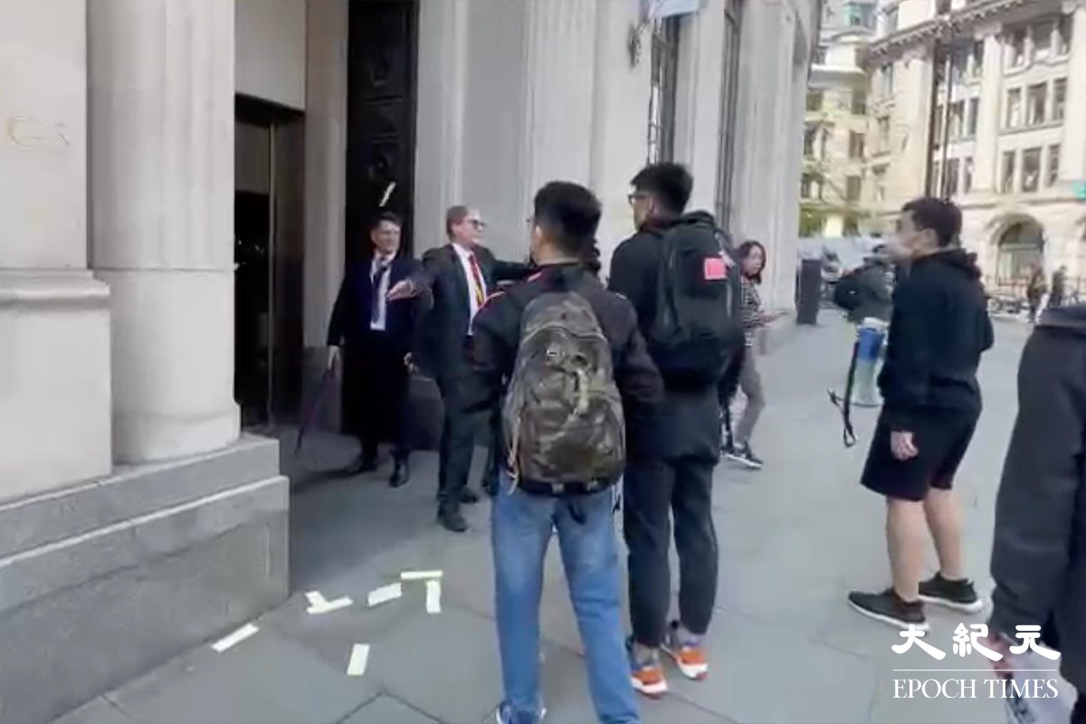 該外籍男子走入附近的中國銀行，一度躲在保安人員身後。該處距離許正宇出席活動的倫敦市政廳大約200米。（大紀元英國記者站）