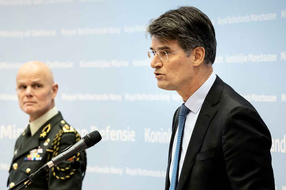 2月20日，在海牙國防部，荷蘭軍事情報和安全局局長斯威倫斯（左）和情報和安全總局局長阿克布姆（右）在記者會上講話。（Koen van Weel/ANP/AFP via Getty Images）