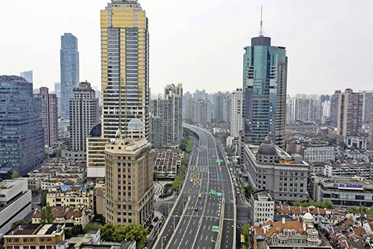 2022年4月19日，上海由於中共病毒（COVID-19）封城，街上車輛寥寥無幾。（Qilai Shen/Bloomberg via Getty Images）