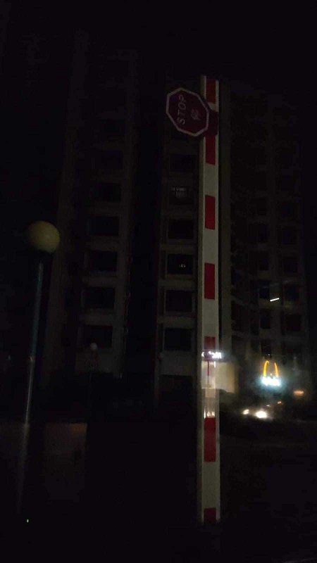 杏花邨亦受影響停電，大廈一片漆黑。（香港突發爆料區）