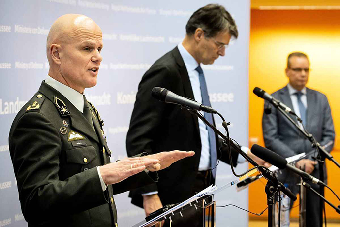 2月20日，在海牙國防部，荷蘭軍 事情報和安全局局長Jan Swillens（左） 和情報和安全總局局長Erik Akerboom （ 中）在記者會上講話。（Koen van Weel/ANP/AFP via Getty Images）