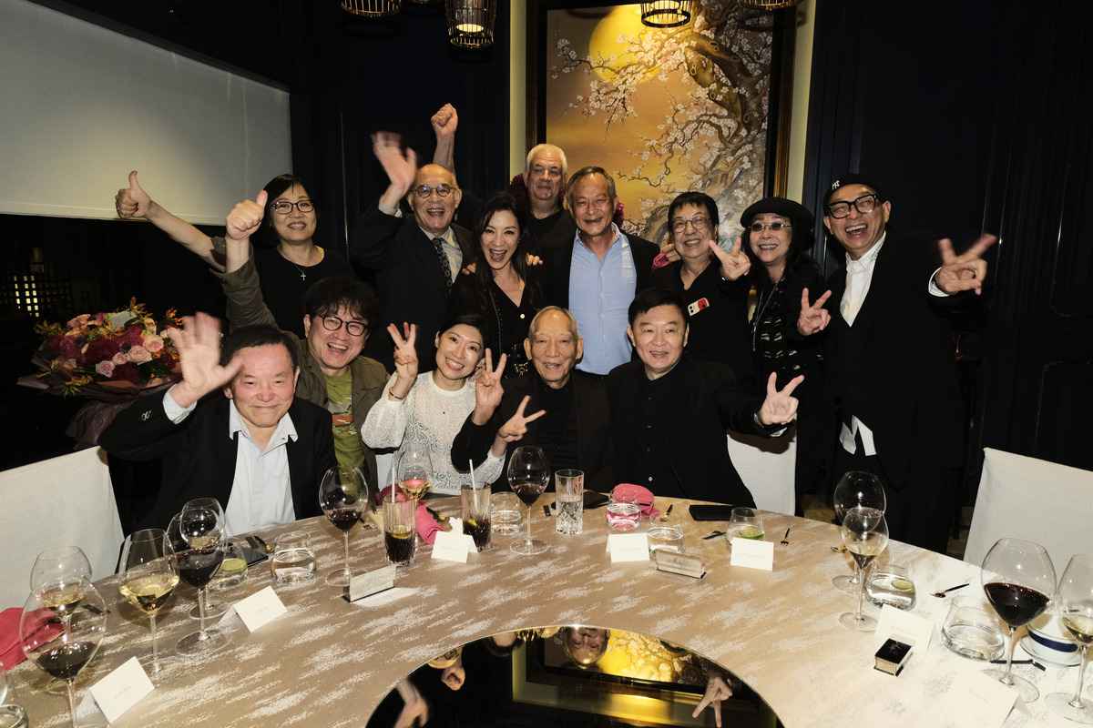 曾經與楊紫瓊合作過的多位導演亦有出席飯局。（從左至右，前排）江志強、蘇照彬、 Allison Yuen、袁和平、程小東、曾麗芬、 岑建勳、楊紫瓊、Michael Werner、 杜琪峯、許鞍華、張婉婷、馬楚成。（香港文華東方酒店提供）
