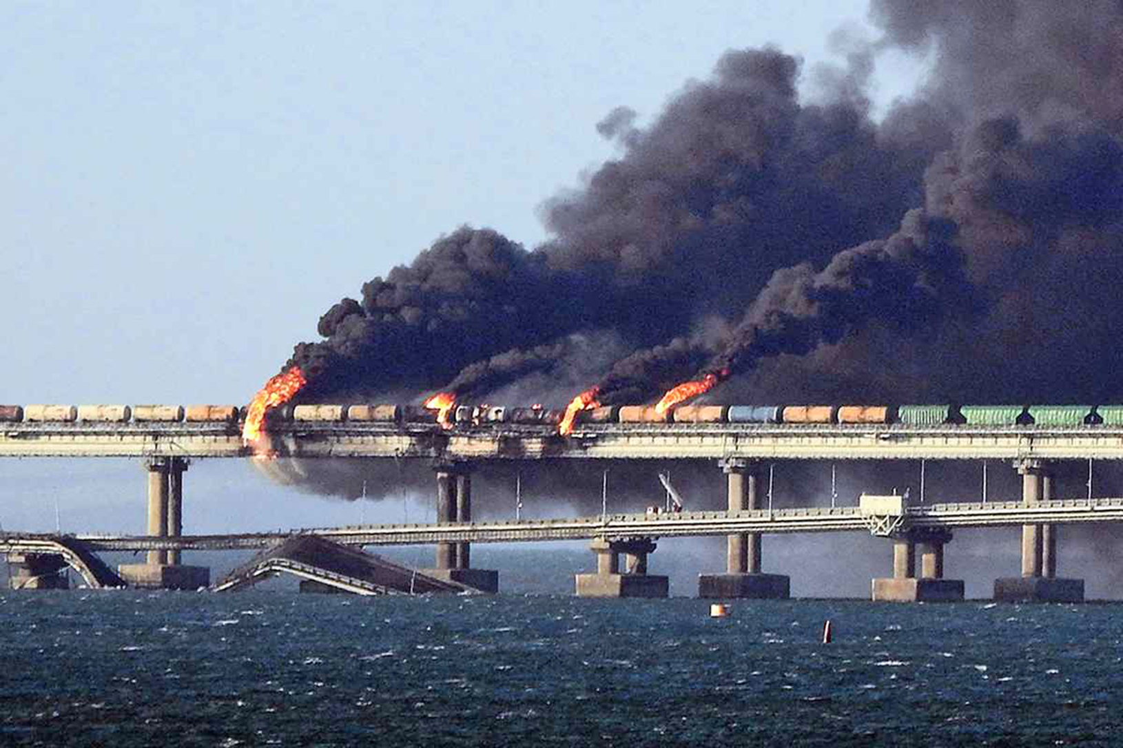 2022年10月8日，連接俄羅斯和克里米亞半島的刻赤大橋被炸。（AFP）