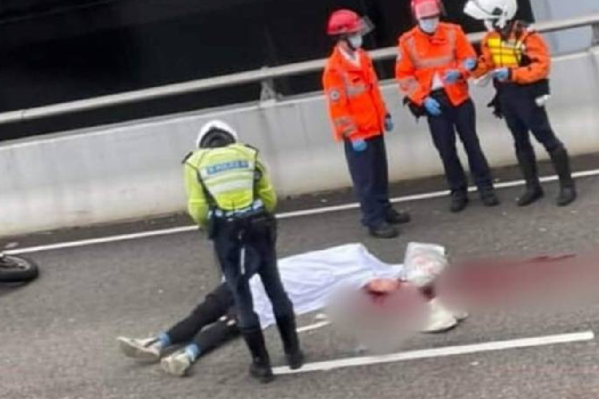 電單車司機遭旅遊巴輾過，當場爆頭身亡。（香港突發報料區fb）
