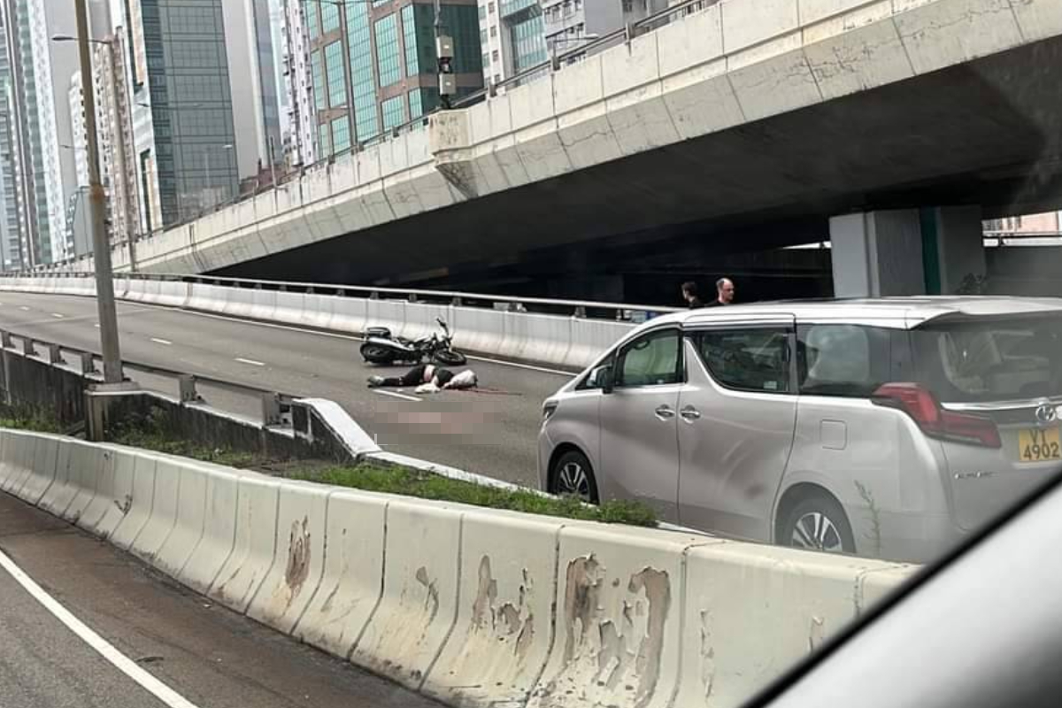 電單車司機遭旅遊巴輾過，當場爆頭身亡。（香港突發報料區fb）