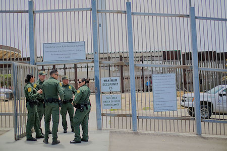 美國與墨西哥就誰支付邊境築牆費，爆發激烈爭端，令兩國關係陡然緊張。圖為美國海關和邊境保護局特工在美墨邊境牆附近巡邏。（SANDY HUFFAKER/AFP/Getty Images）