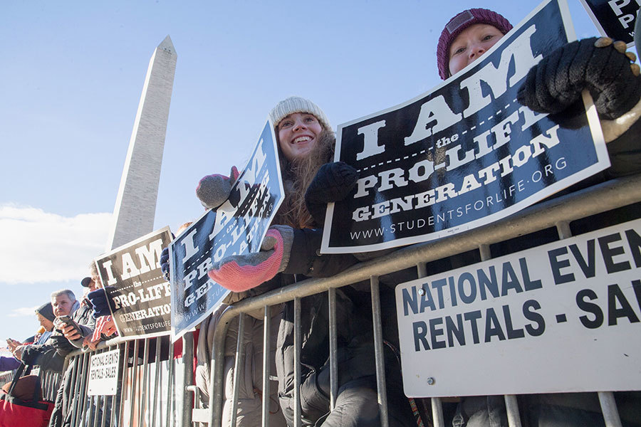 1月27日，大約數萬名示威者在美國首都華盛頓進行一年一度的反墮胎大遊行。和往年不同的是，彭斯在遊行現場發表演講，開創副總統參加反墮胎大遊行的先例。（TASOS KATOPODIS/AFP/Getty Images）